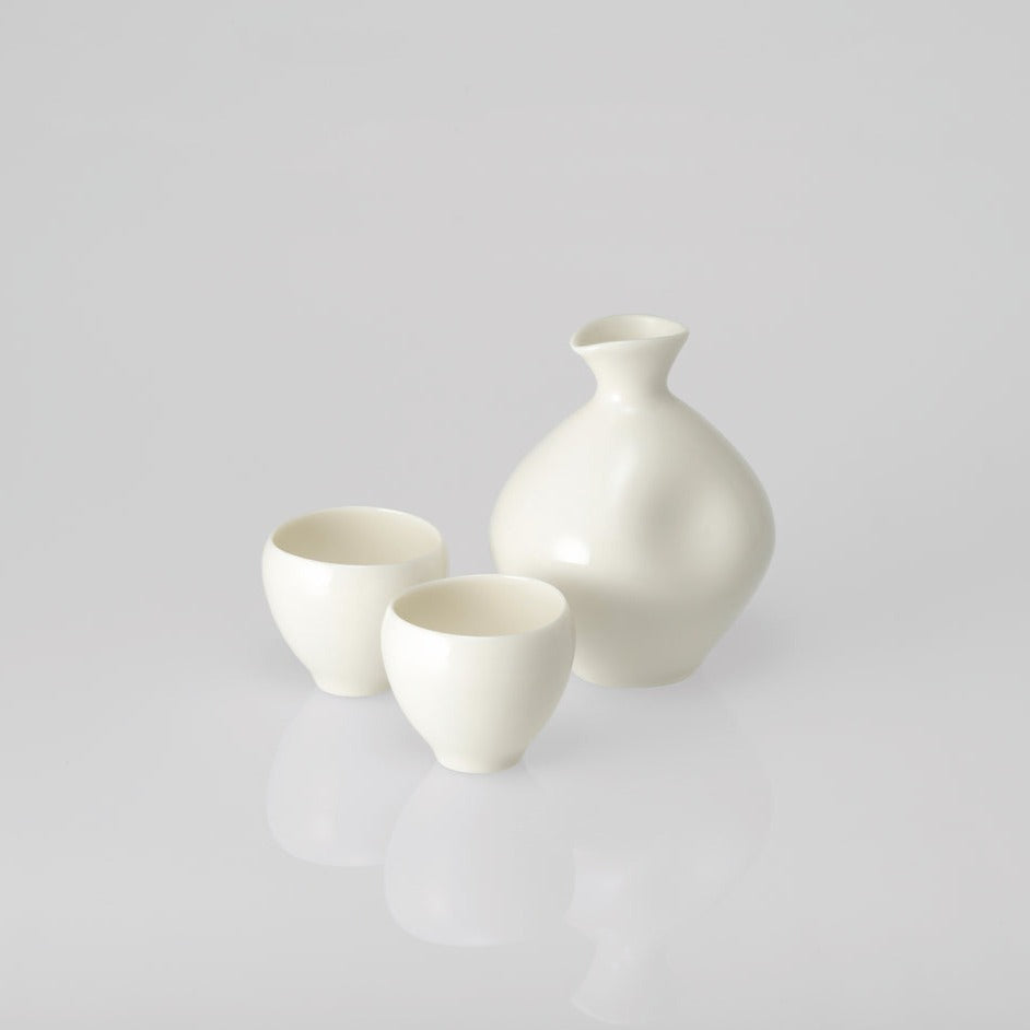 Sou Sou Sake Bottle with 2 cups - white porcelain. Made in Japan