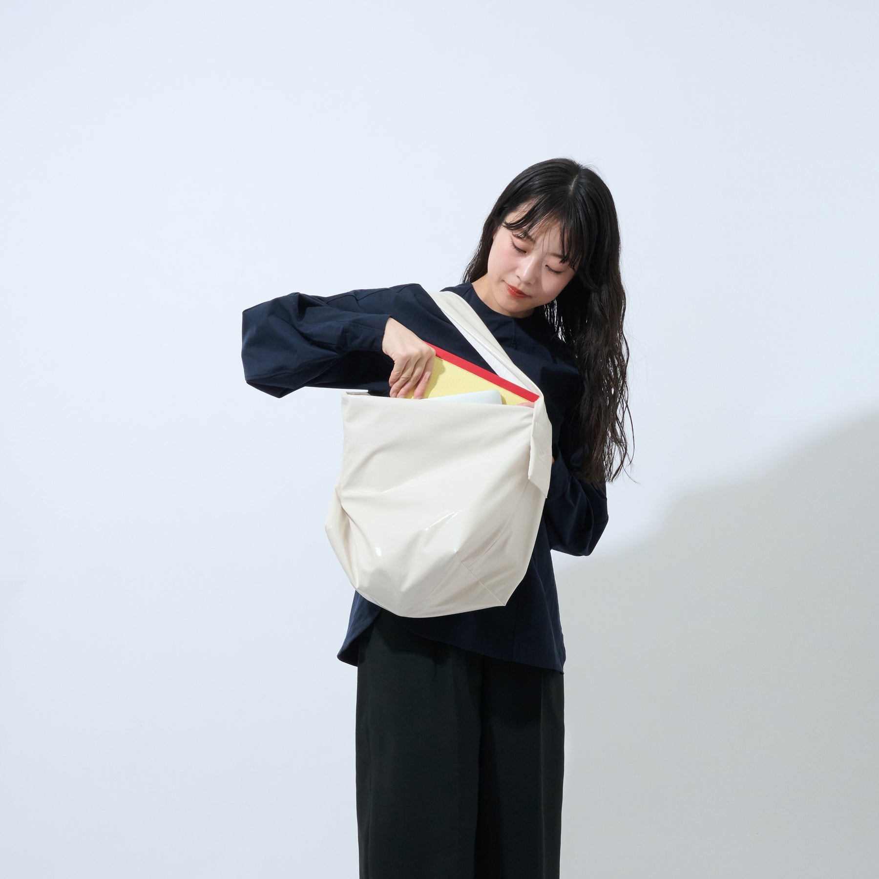 TT white lifestyle photo open bag